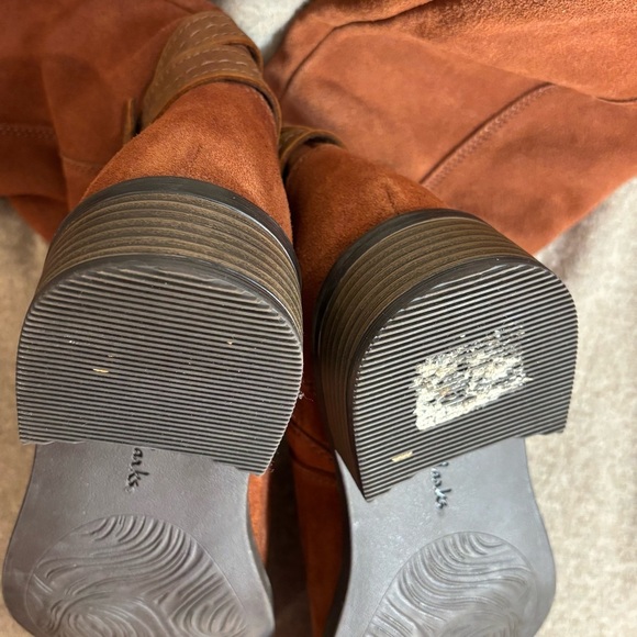 CLARKS Sz 7 Knee High Boots Cushioning to Grippy Sole Buckle Detail Zip Up - Picture 11 of 13